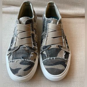 Blowfish Malibu Camouflage slip on shoes